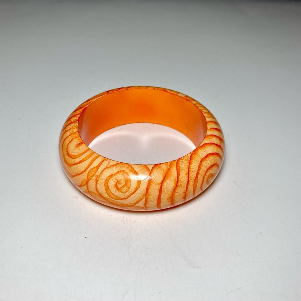 BOLD ORANGE SWIRL BANGLE BRACELET WOOD TEXTURE LIGHTWEIGHT SUMMER STYLE